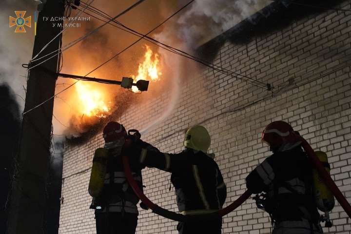Масштабна пожежа в Києві: горіла станція техобслуговування (фото)