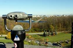  На деяких оглядових майданчиках Києва вже є оптичні прилади 