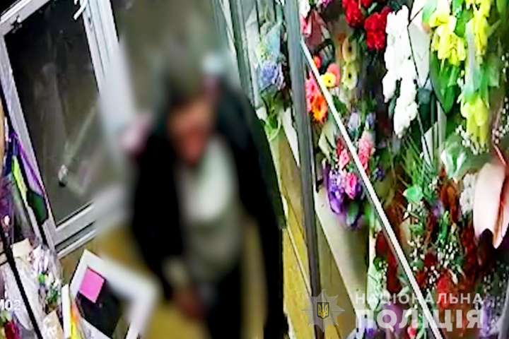 На Київщині поліція затримала грабіжника квіткових магазинів (фото, відео)