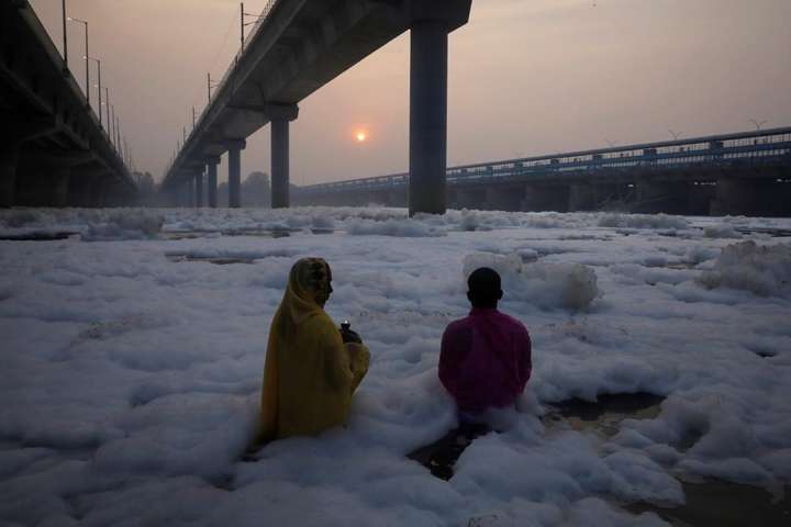 В Індії віряни купаються в отруєній річці