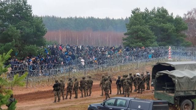 Две сотни мигрантов попытались прорваться из Беларуси в Польшу (видео) 