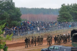 Две сотни мигрантов попытались прорваться из Беларуси в Польшу (видео) 