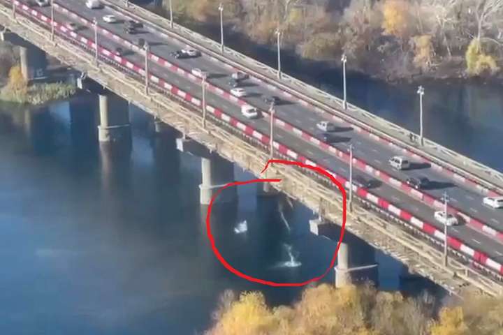 Міст Патона обвалюється: шматки конструкції падають у Дніпро (відео)
