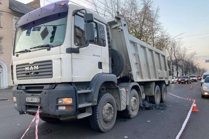 У Києві вантажівка переїхала жінку (фото, відео)