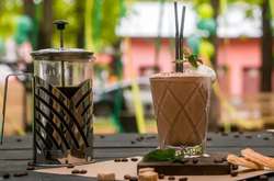 Варто відмовитися від коктейлів та покупних соків та смузі