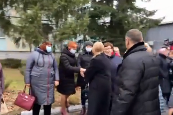 Невакцинована Тимошенко потиснула руки десяткам людей біля ковідної лікарні (відео)