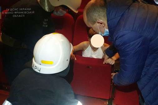 У Франківську рятувальники визволили хлопчика, який застряг у кріслі кінотеатру