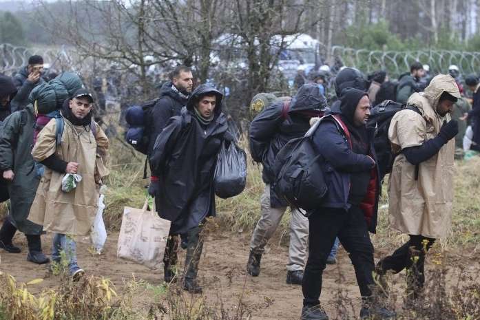 Близько 100 мігрантів прорвалися на територію Польщі
