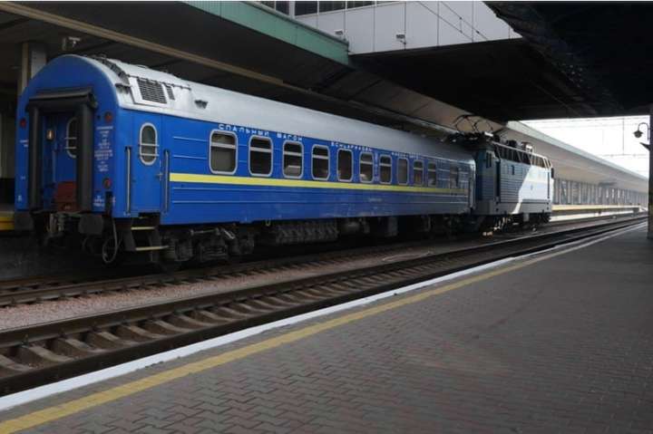 Міжнародний потяг «Укрзалізниці» зламався. До Києва повернувся тільки один вагон 