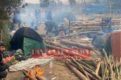 За даними журналістів, у таборі перебувають близько двох тисяч мігрантів