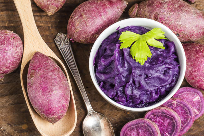 Із темно-фіолетової картоплі виходить пюре незвичного кольору - Дієтична картопля. Українські науковці вивели сорти незвичних кольорів (фото)