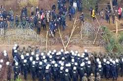 Група мігрантів з Близького Сходу силою прорвалася на територію Польщі