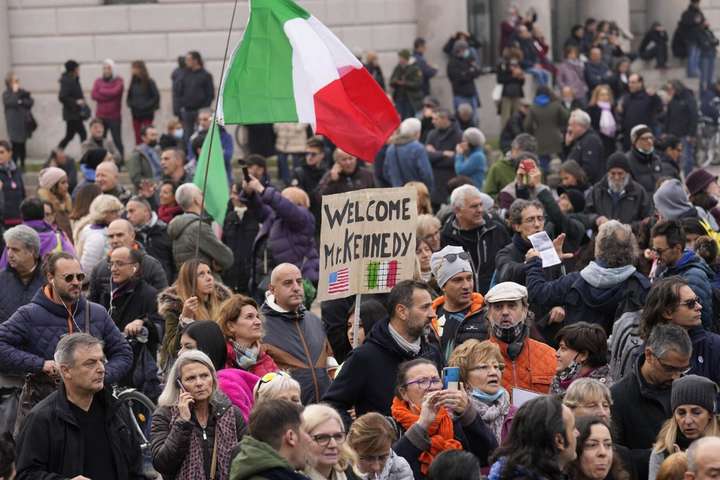 Тисячі італійців протестували проти ковід-обмежень (відео)
