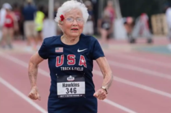 105-летняя бегунья по прозвищу Ураган установила рекорд на стометровке