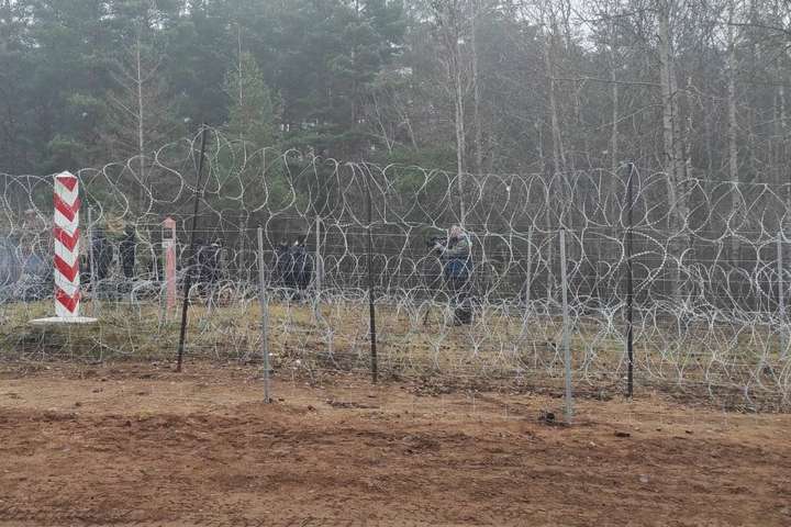 Мігрантів готують до штурму кордону, білоруси видають їм газ – польські правоохоронці