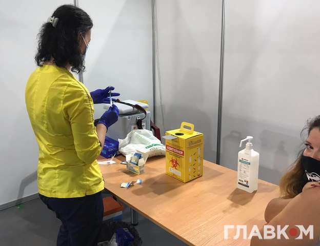 Майже 100 тисяч українців у неділю зробили щеплення: МОЗ назвав найпопулярнішу вакцину 