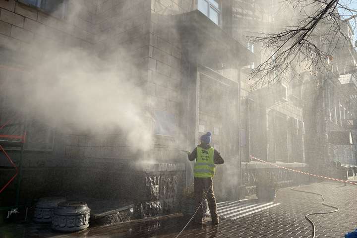 Активісти сім годин відмивали від графіті будинок на Володимирській (фото, відео)