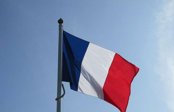 Франция обновила флаг: один из цветов стал другим 