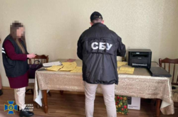  Аферисты заработали миллионы гривен на фейковых сертификатах в Киеве, Львове и Ровно 
