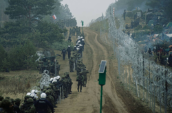  Мигранты устанавливают палатки вблизи КПП 