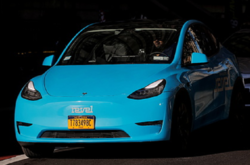 Автомобілі Tesla залишились без USB-портів