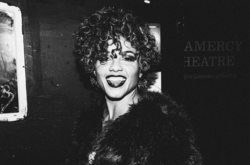 Американская певица помочилась на фаната прямо на сцене (18+)