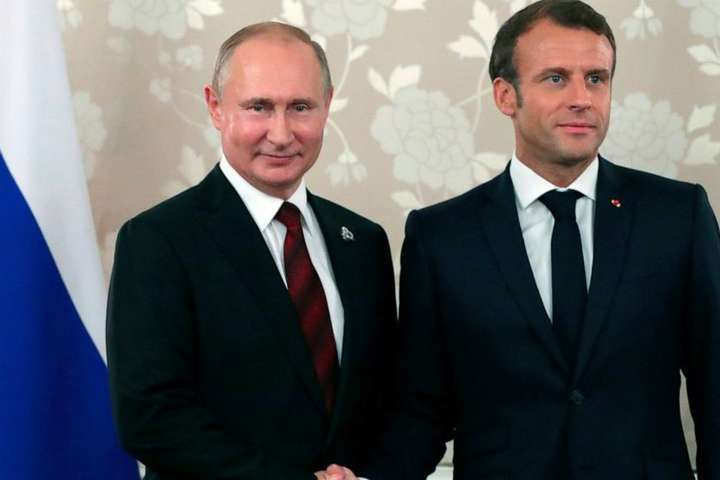 Макрон заявив Путіну, що Франція захищатиме територіальну цілісність України