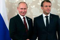 Макрон заявив Путіну, що Франція захищатиме територіальну цілісність України