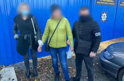 Поліцейську затримали під час отримання грошей