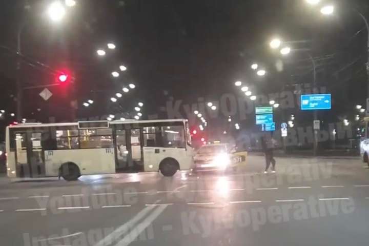 У Києві водій таксі протаранив маршрутку (відео)