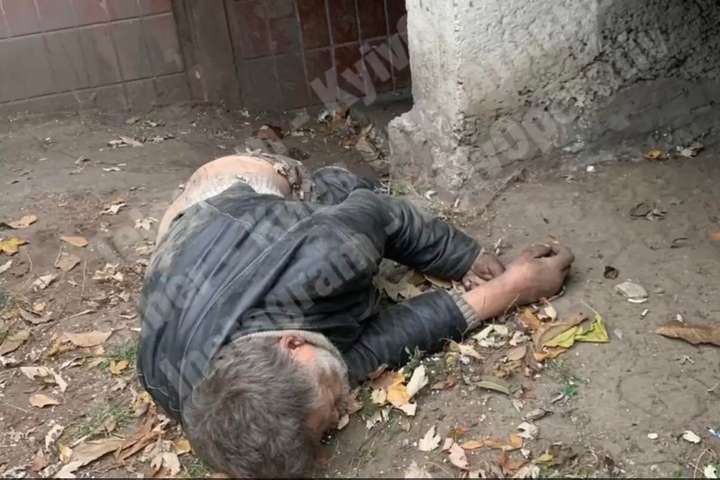 У Києві п’яний чоловік ледь не замерз до смерті на вулиці (відео)