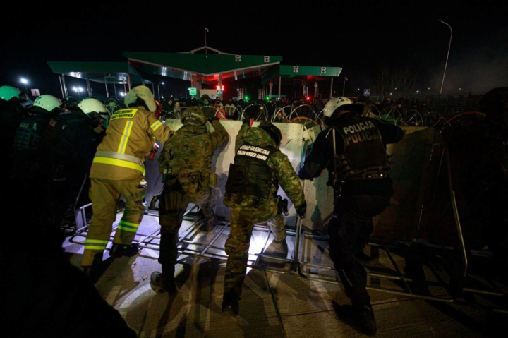 Бойцы Лукашенко ломали забор на границе для прорыва мигрантов – Минобороны Польши