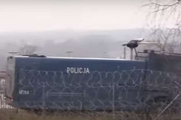 Польські силовики застосували газ та водомети проти мігрантів, що намагалися прорватися з Білорусі