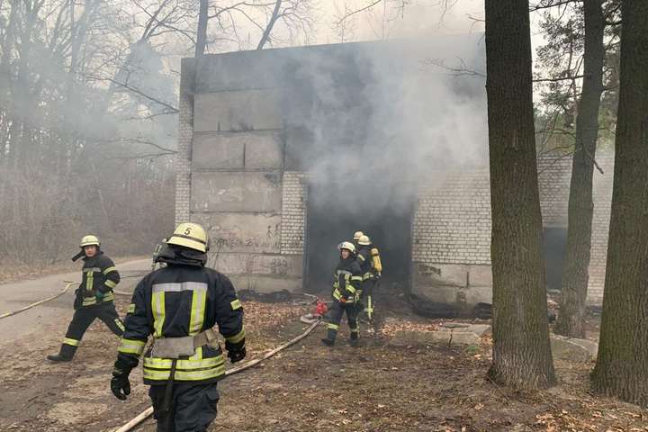 У будівлі колишньої бойлерної в Києві спалахнула пожежа (фото)