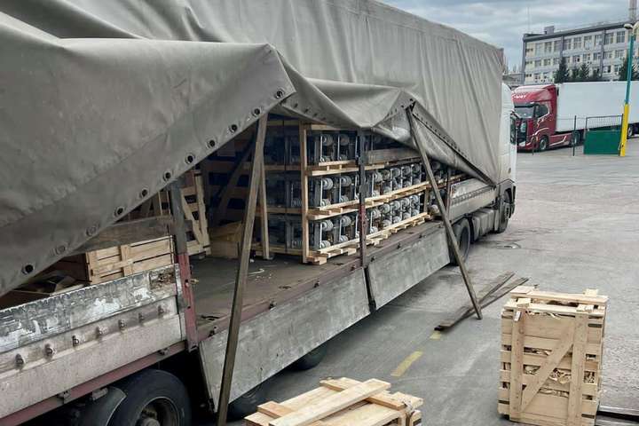 Київські митники вилучили 6 тонн товару підсанкційного підприємства з РФ (фото)