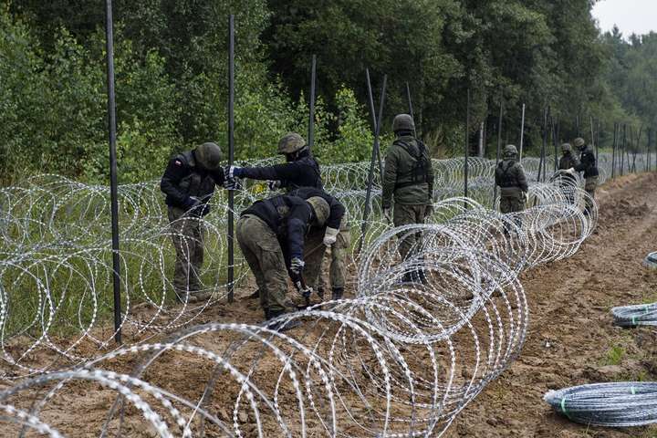 Міграційна криза. Естонія обладнає колючим дротом свій кордон із Росією