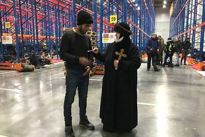 Російська церква знайшла спосіб втішити мігрантів, яких Путін зігнав до кордону з ЄС (відео)