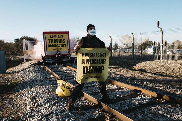 Активісти Greenpeace перекрили залізницю у Франції через відправку урану до Росії