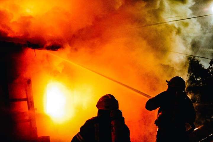 Столичний Поділ затягло димом: сталася масштабна пожежа на складах (фото, відео)