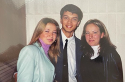 В окружении девушек. Дмитрий Разумков показал, каким был студентом (фото)