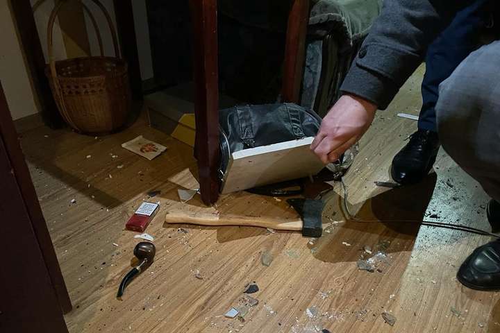 На Київщині чоловік погрожував підірвати будинок і кидався на поліцію з сокирою (фото, відео)