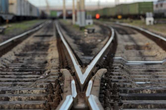 На Харківщині потяг збив жінку: рух шести поїздів затримується 