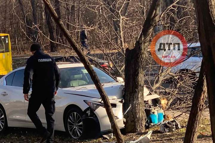 У Києві водійка Infiniti вилетіла з дороги і знесла дерево (фото)