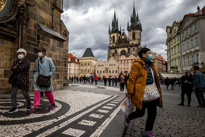 Чехія заборонить невакцинованим відвідувати публічні заходи