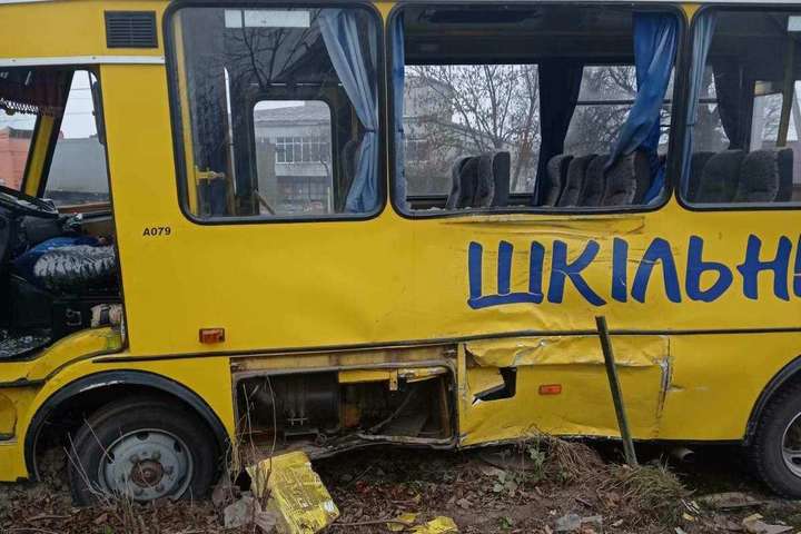 На Львівщині шкільний автобус зіткнувся з вантажівкою