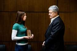 Юлія Цепун вручила Порошенкові подяку за підтримку сімей Героїв Небесної Сотні та постраждалих учасників Революції Гідності