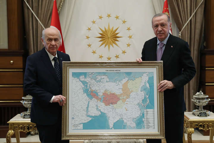 Ердогану подарували карту «Тюркського світу» з російськими регіонами та Кримом (фото)