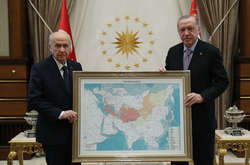 Лідер Партії націоналістичного руху вручив Ердогану карту «Тюркського світу», включивши до неї російські регіони