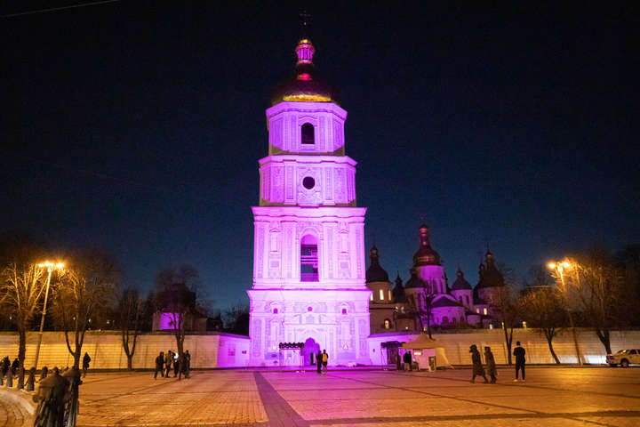 Дзвіниця Софії Київської засяяла фіолетовим кольором на честь «поспішайок» (фото)