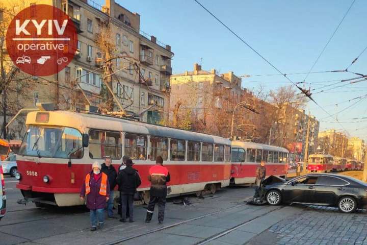 На столичному Подолі ДТП паралізувала рух трамваїв (фото)